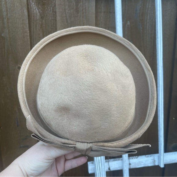 Vintage 1960s Ladies Tan Fur Felt Hat with Back Bow and Hat Box - Picture 8 of 17